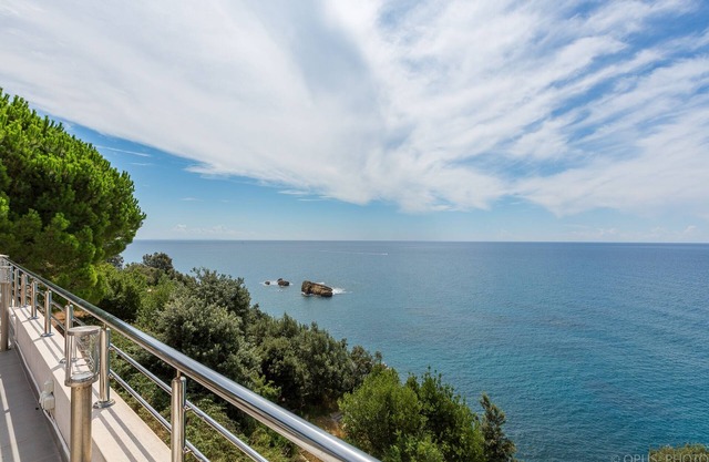 Design villa for 7, phenomenal seaview in a peaceful cul de sac in Montenegro