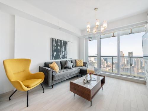 Designer 1BR Suite with CN Tower, Skyline view