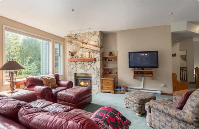 Designer 4BR, 3 Bath Townhouse w Mtn Views, Hot Tub, Parking for 2 vehicles