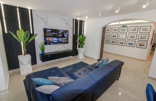 Designer - 60 Seconds to the Beach I Free Parking!
