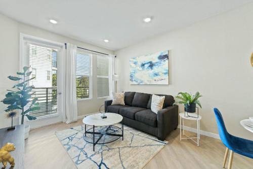 Designer Apt with Jacuzzi, Sky Lounge, Gym Access
