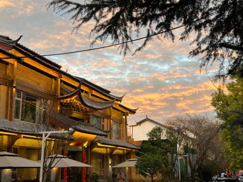 Designer Bed and Breakfast Under the Green Trees