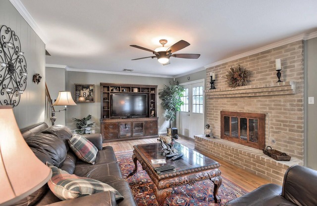 Designer delight, 5 bed 3 bath wi/hot tub