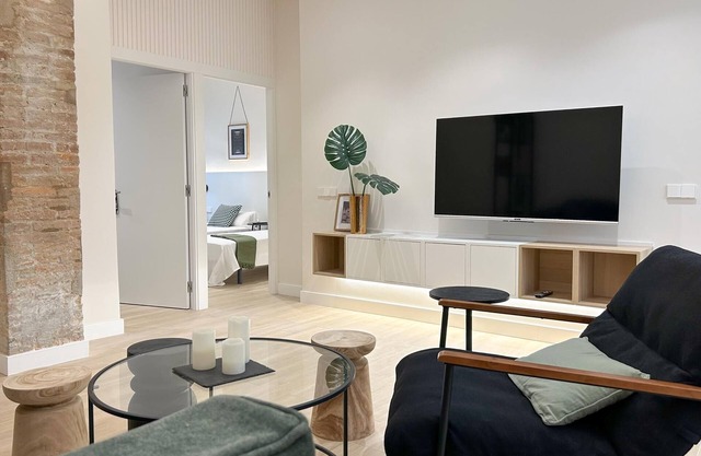 Designer 2-bedroom Apartment near Rambla Hostem