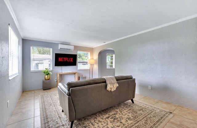 Designer Furnished 2/1 In the Heart of Orlando