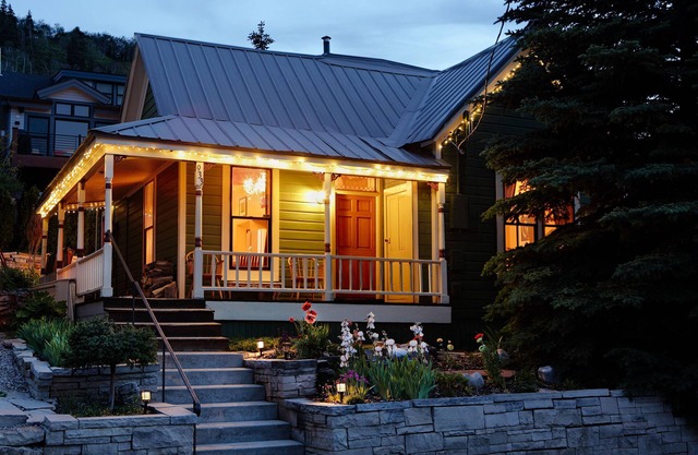 Designer's Home WALK TO MAIN ST. and SKI RUN, HotTub, Fireplace, A/C, Large Deck