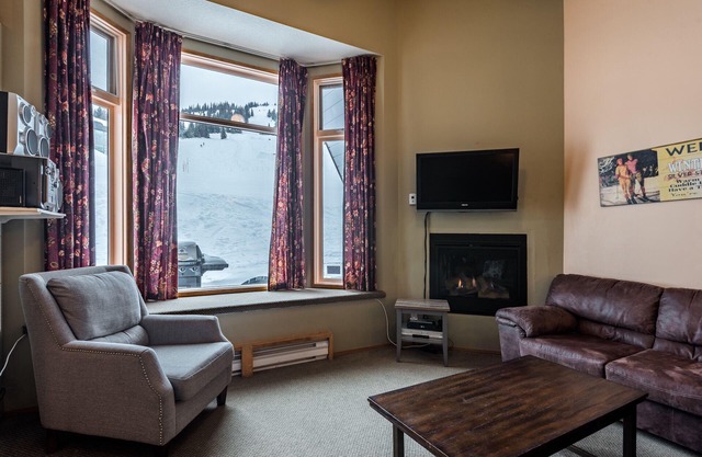 Desirable Pinnacles location, Bike to and from your Door, Pet Friendly, hot tub!