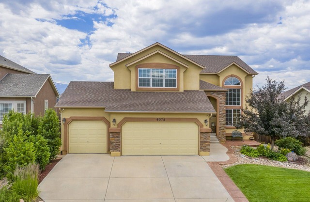 Desirable & Spacious. Mt Views, Grill, Deck & Yard. Walk to Coffee & Ice Cream!