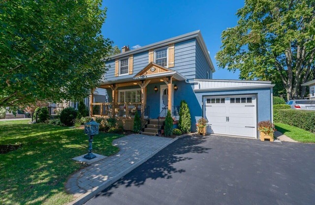 Detached 3 Bedroom Luxury home in Burlington