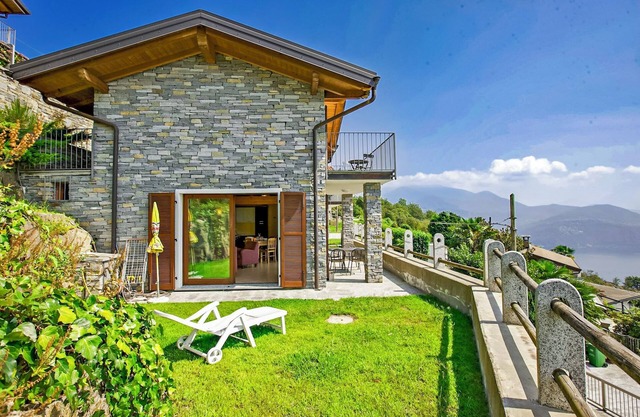 Detached 3-room house in Ticino rustic style with dream lake view