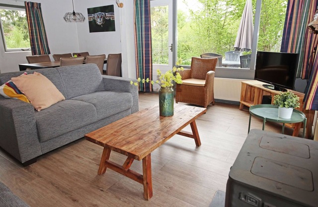 Detached bungalow with fireplace, in Appelscha