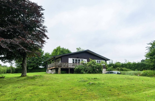 Detached chalet with views of the lake of Butgenbach in the middle of nature