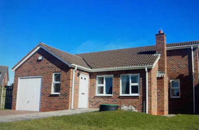 Detached dog friendly cottage 2 mins walk from beach