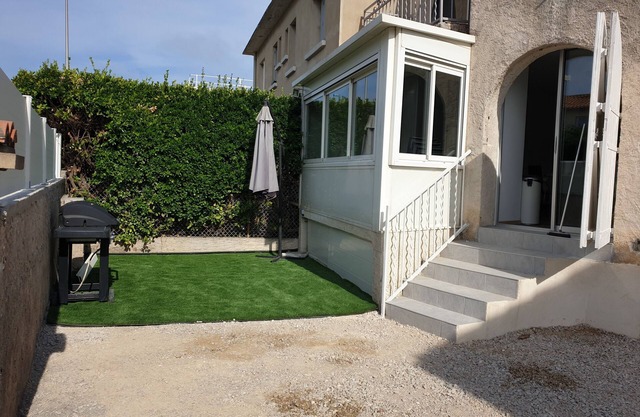 Detached house with garden near sea and center