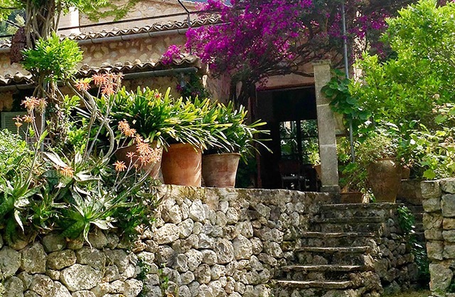 Detached natural stone finca with idyllic garden and small pool