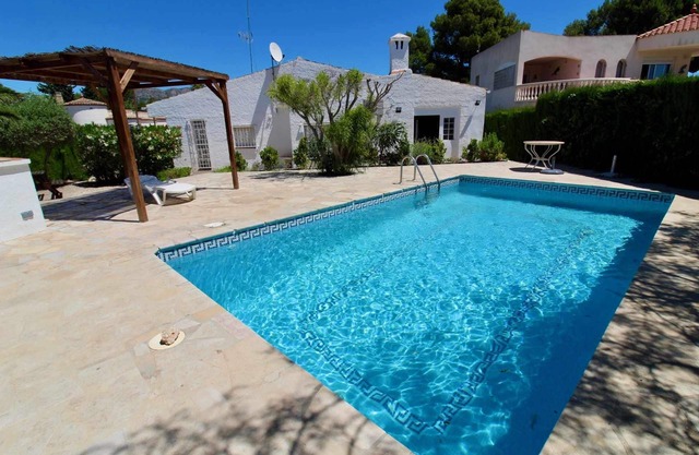 Detached single storey house with garden and private pool Wifi