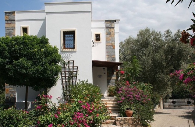 Detached villa, sea views of Torba Bay, shared pool, 8 mins walk to beach 🏖