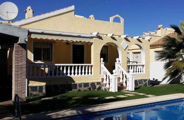 Detached Villa with BBQ, Private Heated Pool and Wi-Fi