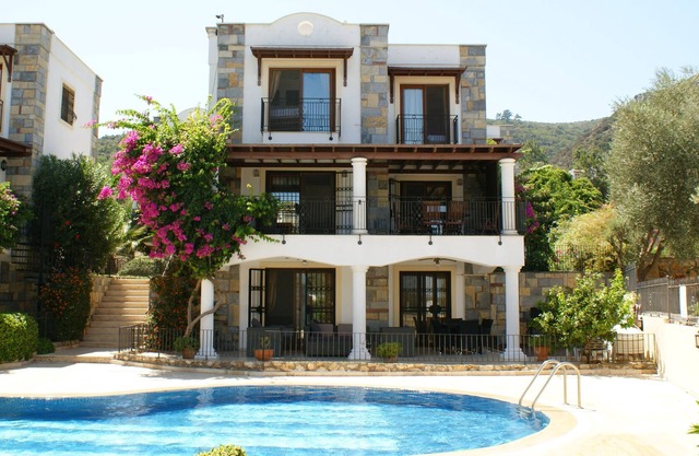 Detached Villa with Shared Pool