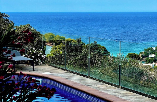 Detached villa with splendid sea view and private pool. Sa Riera, 8 beds