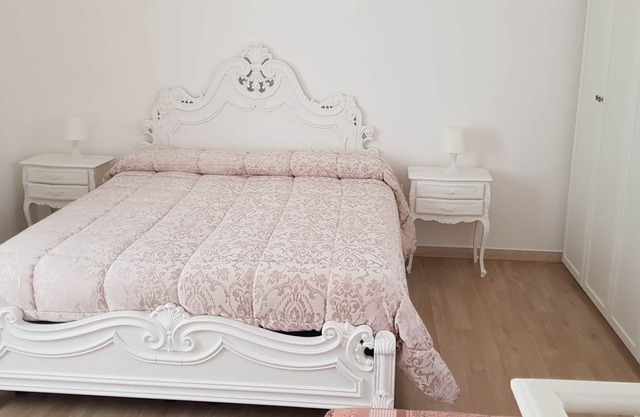 Detached white cottage 2 steps from the sea in private area of value