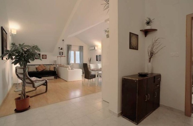 DeVasco Designer Apartment 82sqm 150m to sea