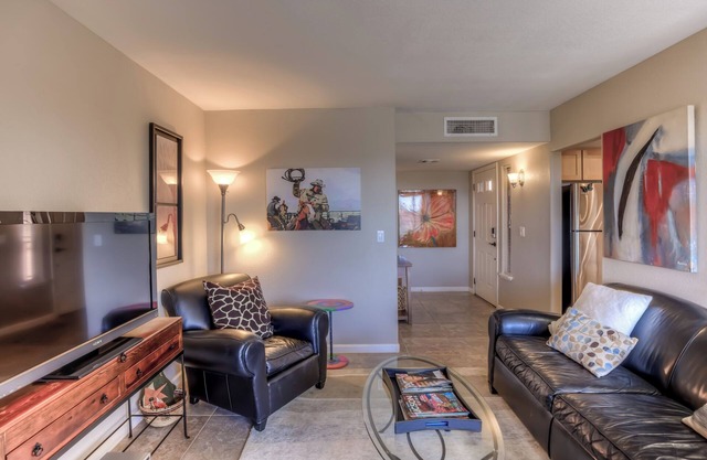 Diamond in the Desert. Well stocked, cozy and artistic condo