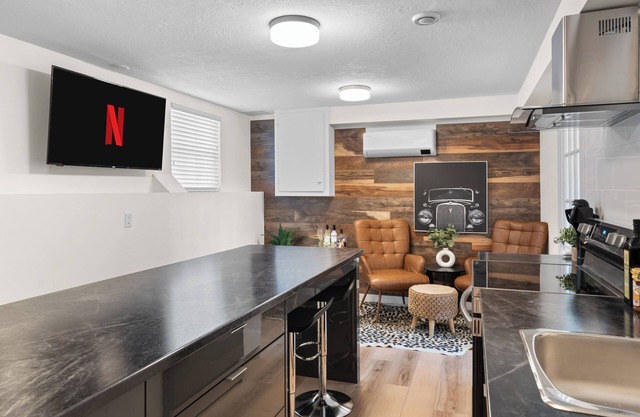 Dieppe Charm Suites, 2 BDRM, Walk to Local Market
