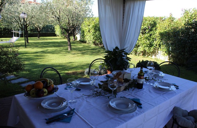 "DIMORA DEGLI ULIVI" single villa with fenced garden, privacy, pet friendly