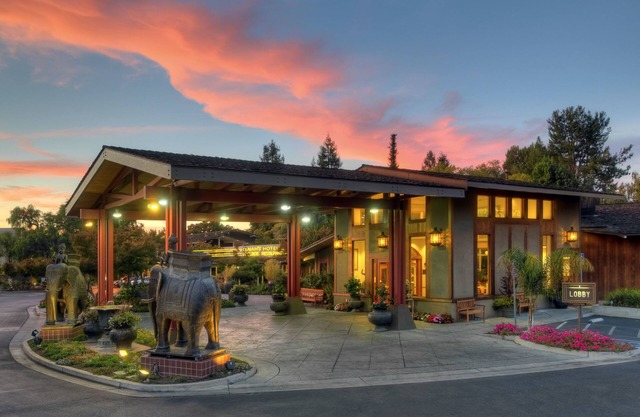 Dinah's Garden Hotel