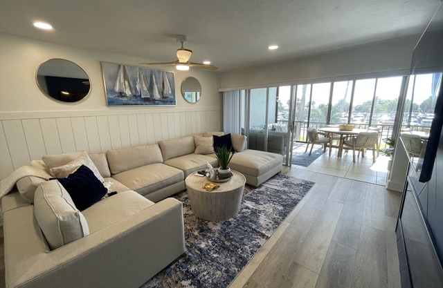 Direct Siesta Key Beachfront condo!