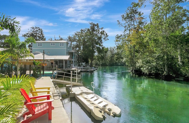 DIRECT WEEKI WACHEE RIVER FRONT! NEW CUSTOMHOME! WELCOME TO RIVER MARGARITAVILLE
