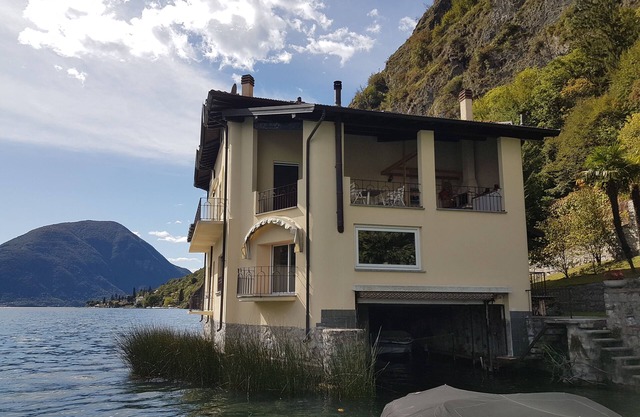 Directly on Lago di Lugano with boat mooring