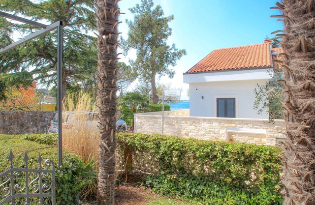 Directly on the Adriatic Sea with garden, barbecue, private terrace