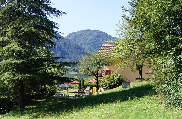 Directly on the lake on the second floor and with a garden on the first floor