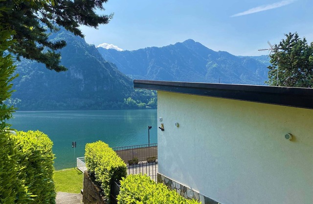 Directly on the lake with terrace