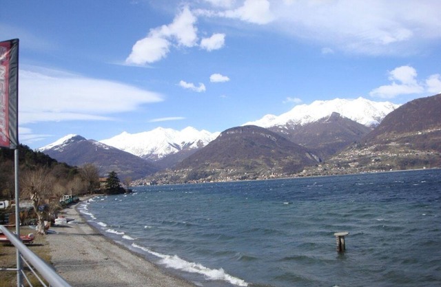 Directly on the lake, a few minutes from the center, train station