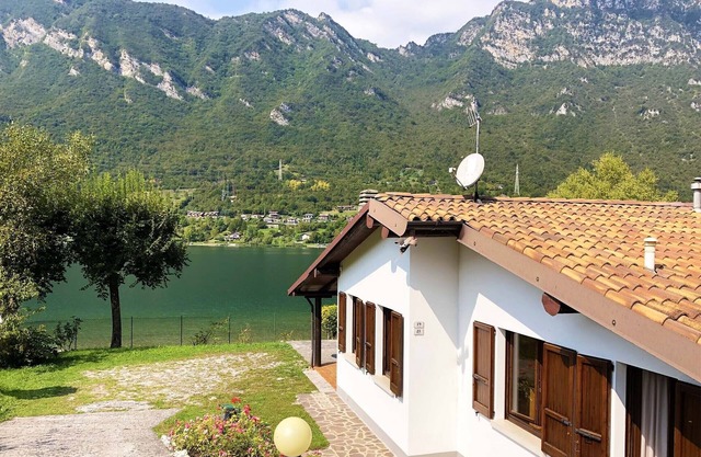 Directly on the lake