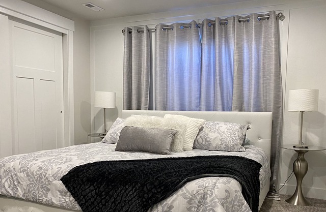 Discount Price!*KING SIZE Bed!*Parking on Premises
