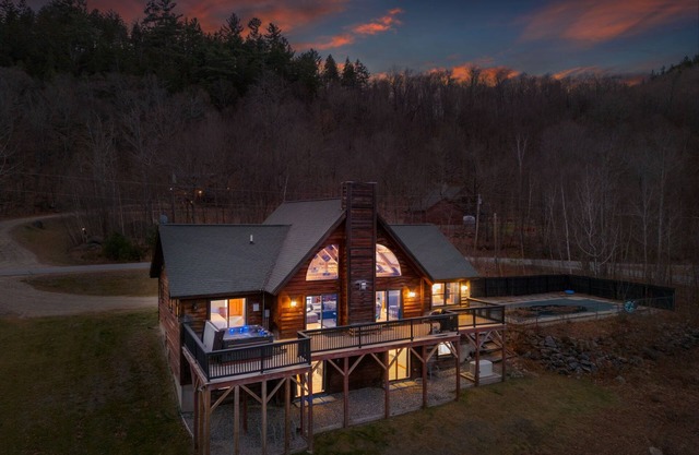 Discounted! Private & Spacious – Hot Tub + Stunning Views!