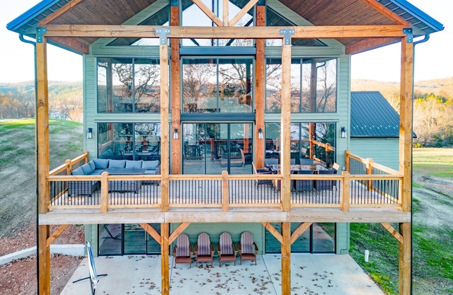 Discounted rates for Oct! Table Rock views! 6 Bdm