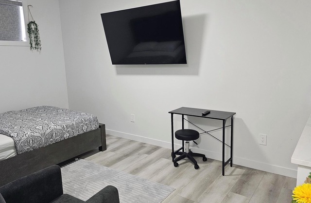 "Discover Dominion's Crib! This chic and cozy space is ideal for travelers.
