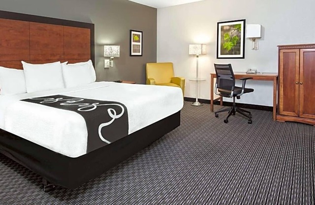 Discover More of San Antonio! 3 Pet-friendly Units, Free Bfast, Parking, Pool!