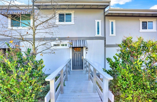 Discover the allure of Dana Point in this beautiful 1 bedroom unit that sleeps 4
