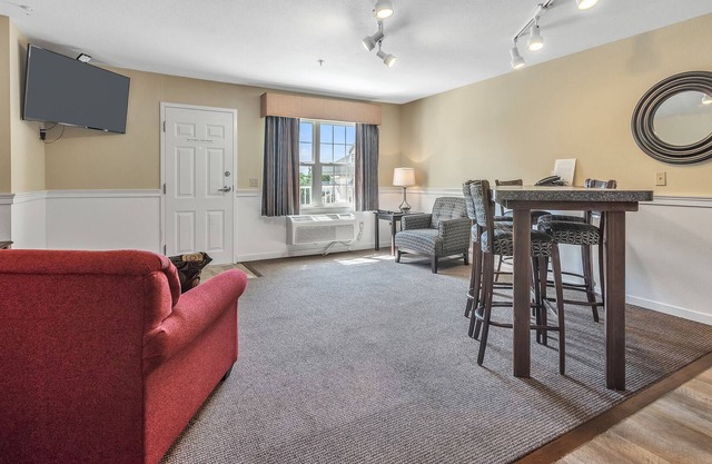 Discover the Pristine Cunningham Suite at Kelleys Island 221