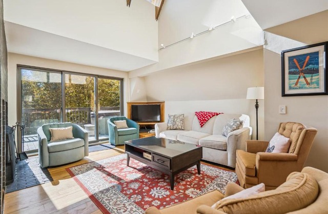 Distinctive 4 bedroom townhouse, hot tub, minutes from the slopes Winterberry 1