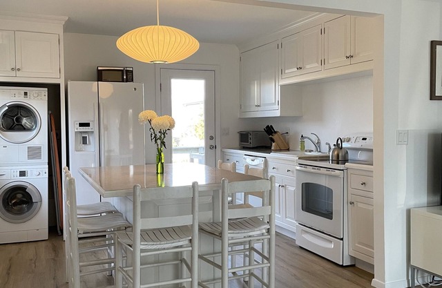 Ditch Plains Beach Cottage- Walk to Beach