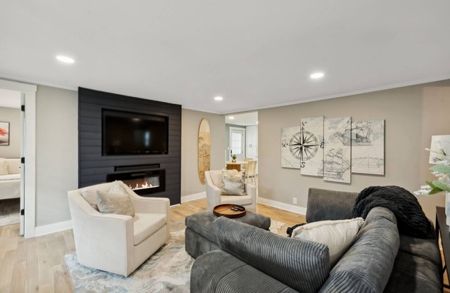 Doc Holiday | Pet-Friendly 3BR Lake Geneva Home w/4 Fireplaces & Walk to Lake