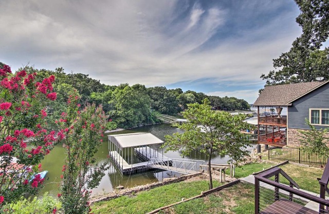 Dock, Deck and Boat Slip Lakefront Eucha Home