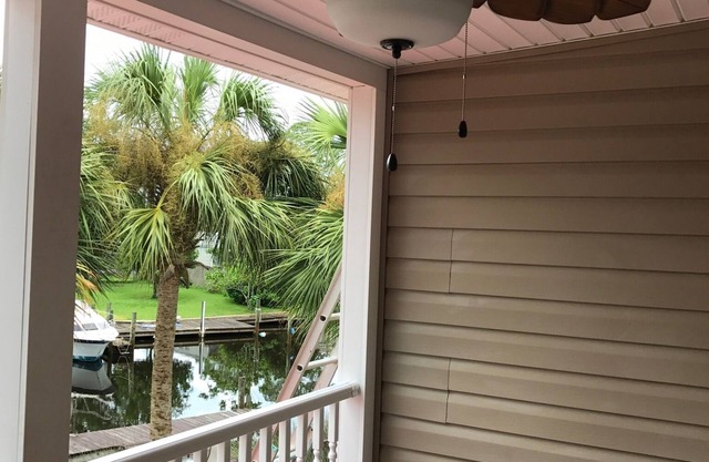 Dock for your boat to fish the gulf! Cozy 2 bedroom townhouse in Pcb!